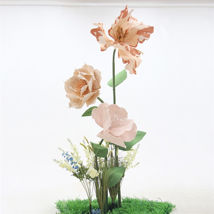 Комбинација цвећа од џиновске пене